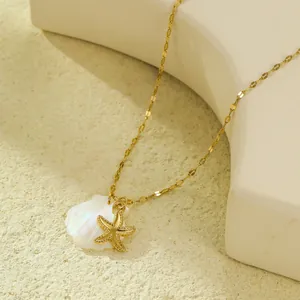 Détail du pendentif étoile de mer dorée et coquillage nacré sur une chaîne en or plat