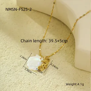 Détail macro du collier coquillage irisé avec pendentif hippocampe doré et mesures