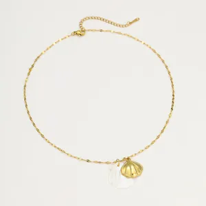 Collier de plage doré avec deux pendentifs en coquillage sur une fine chaîne ajustable