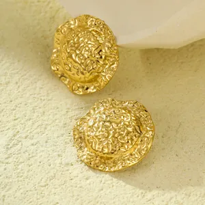Gehämmerte goldene Edelstahlohrringe mit künstlerisch organischem Design für Damen