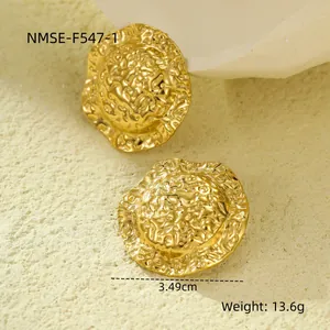 Detailansicht großer goldener Ohrringe mit Hammerschlag-Struktur und 3,49cm Durchmesser
