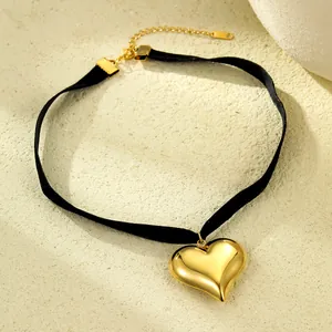 Collar gargantilla con colgante de corazón de acero inoxidable y cordón negro fino