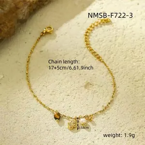 Detail van de gouden armband met Hamsa-hand, parel en hartbedeltje, lengte 17+5 cm