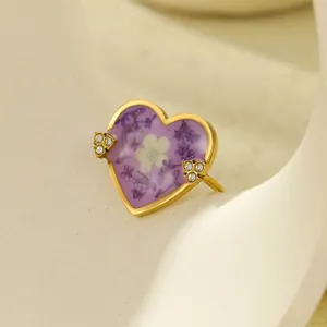Anello in acciaio inossidabile dorato a forma di cuore con fiori secchi e diamanti