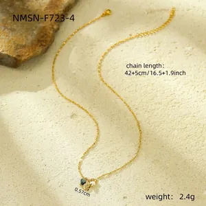 Detail van een gouden ketting met hart- en parelhangers inclusief de afmetingen