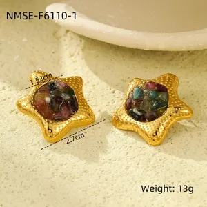 Makroaufnahme von 2,7 cm Gold-Ohrringen mit Sternform, Struktur und bunten Natursteinen
