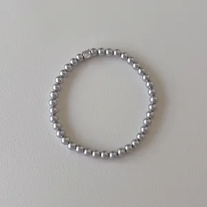 Vue détaillée du bracelet en perles gris argenté avec un oxyde de zirconium étincelant