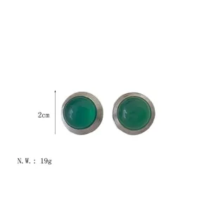 Detailansicht der 2cm Smaragd-Achat-Ohrringe mit silberner Metallbasis und Größenangaben