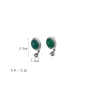 Details von Smaragd-Achat-Ohrringen mit silbernen Anhängern und Maßen der Produkte