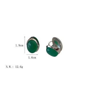 Detailsicht der Smaragd-Achat-Ohrringe mit Maßen 1,9cm x 1,6cm und einem Gewicht von 12,6g