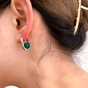 Silberne Flüssigmetall-Ohrringe mit Smaragd-Achat-Stein am Model für eleganten Stil