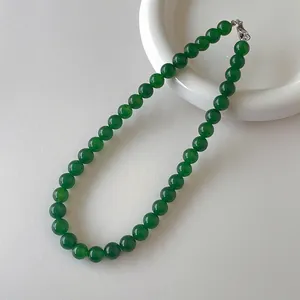 Dettaglio macro della collana di perle in calcedonio verde con chiusura a moschettone