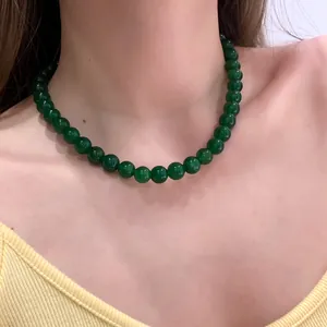 Collana di perle in calcedonio verde naturale con chiusura dorata sulla clavicola
