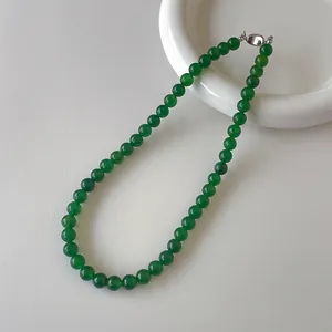Dettaglio macro della collana di perle in calcedonio verde con chiusura in argento