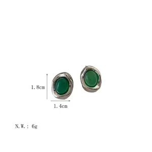 Detailansicht der Smaragd-Achat-Ohrringe mit den Maßen 1,8cm x 1,4cm und 6g Nettogewicht