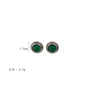 Detailansicht der 1,3 cm Smaragd-Achat-Ohrringe mit S925-Silberbasis und 4,7 g Gewicht