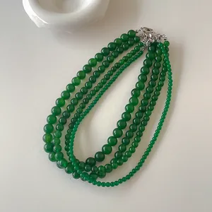 Dettaglio della collana di perline in calcedonio verde a 5 strati con fibbia argento
