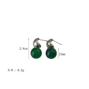 Detailansicht der Smaragd-Achat-Ohrringe mit 2,8 cm Höhe und 12 mm Perlendurchmesser