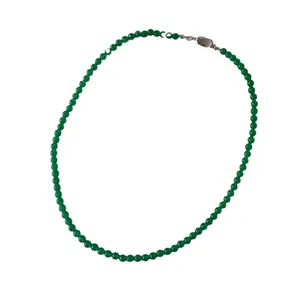 Elegante collana di perle di calcedonio verde con chiusura in argento su sfondo bianco