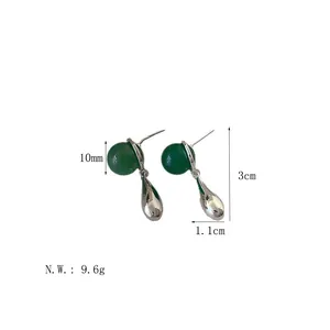 Detailansicht der Smaragd-Achat-Ohrringe mit Maßen von 10 mm Perle und 3 cm Gesamtlänge