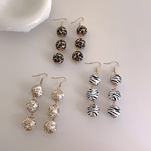 Trois paires de boucles d'oreilles pendantes vintage en bois à motifs léopard et zèbre