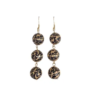 Longues boucles d'oreilles rétro en perles de bois léopard avec crochets dorés élégants