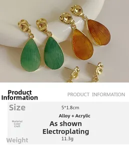 Détails des boucles d'oreilles goutte en acrylique montrant les dimensions et tiges en argent s925