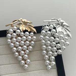 Vintage Grape Shape Brooch With Imitation Artificial Pearl Alloy Metal Badge Accessory For Suit Women Fashion Jewelry Gold Silver