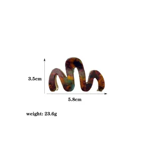 Detail view of tortoiseshell wave hair claw clip with 5.8cm size and metal spring