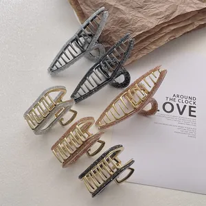 Detalle de pinzas para el cabello en resina con purpurina y clips geométricos plateados