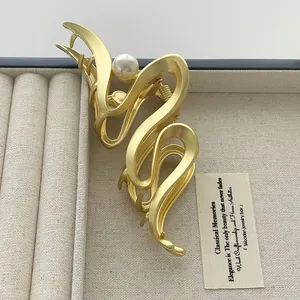 Elegante Matte Gold Metall Haarklammer Mit Künstliche Perle Französisch Retro Welle Unregelmäßige Große Shark Clip Für Damen Haarschmuck