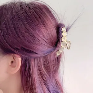 Pince à cheveux élégante en métal avec cœurs en pierre œil de chat sur cheveux violets