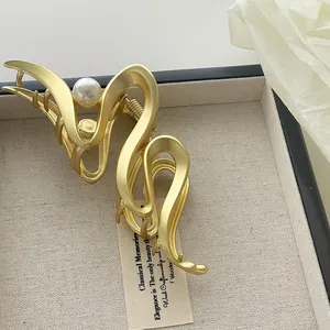 Eleganter mattgoldener Haarklammer mit Perle und minimalistischem Metallwellendesign