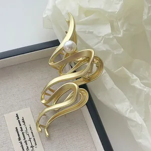 Eleganter mattgoldener Haarklammer mit weißer Perle und welligem Metall-Design