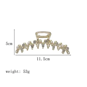 Detail van de parel haarclip met afmetingen 11,5 cm breedte en een gewicht van 53 g