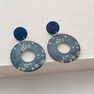 Dunkelblaue runde Acryl-Ohrhänger mit weißen Kirschblüten-Mustern und Goldringen