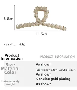 Dettaglio del grande fermaglio per capelli con fiori e perle dorate, misura 11,5 cm