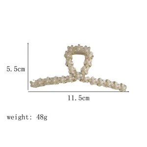 Dettaglio molletta per capelli con fiori e perle color crema, misure 11,5 cm per 5,5 cm
