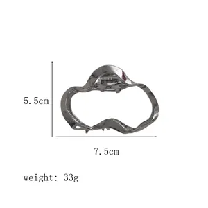 Détails des dimensions de la pince à cheveux géométrique en métal argenté 7,5 cm