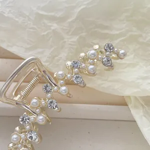 Elegante gouden metalen haarklem met witte parels en sprankelende zirkonia voor dames