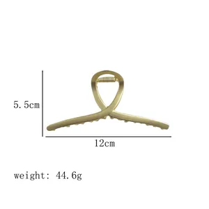 Detailweergave van de mat gouden metalen haarklem met afmetingen 12cm bij 5,5cm