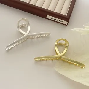Minimalistische haarklemmen in mat goud en zilver metaal voor elegante kapsels