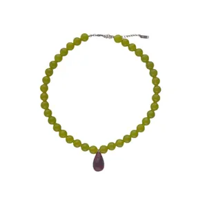 Französische Halskette mit olivgrünen Perlen und violettem Tropfenanhänger aus Naturstein