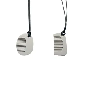 Minimalistische matt silberne Kamm-Halskette mit schwarzer Kordel für moderne Damen