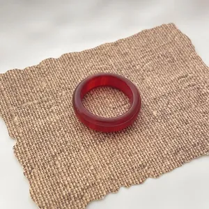 Naturroter Achat Karneol Ring mit polierter Oberfläche auf strukturierter Matte
