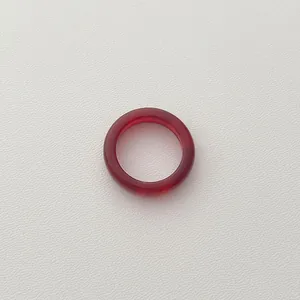 Detailansicht eines halbdurchsichtigen roten Karneol-Agat-Rings mit glattem Finish