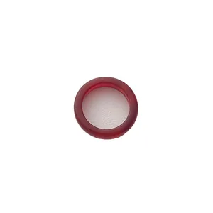 Minimalistischer tiefroter Ring aus Achat und Chalcedon mit polierter Oberfläche auf Leder