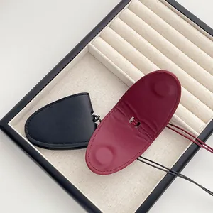 Colgante magnético de cuero para gafas en colores negro y rojo burdeos de alta calidad