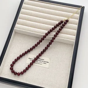 Detail der roten Perlenkette mit goldenem verstellbarem Verschluss auf Schmucktablett
