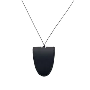Collar largo de cuero con clip magnético para gafas en cuero granulado negro litchi
